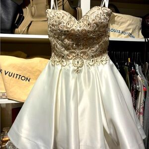 Formal Crystal Corset Party Dress 
Cream sateen 
Sz 4